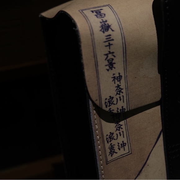 Dr.Martens x The MET "The Great Wave" Leather Bag - Picture 4 of 5